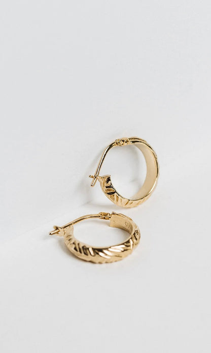 Frida anneaux texturé or Fait mains à Montréal Véronique Roy Frida anneaux texturé or
