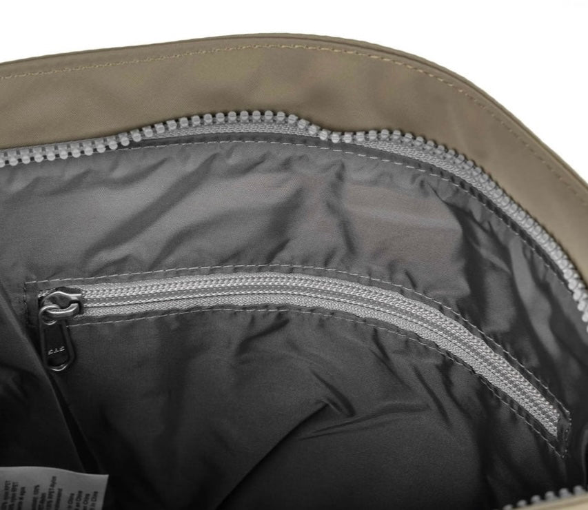 Kennington B Medium Taupe Nylon Recyclé Ori London Kennington B Medium Taupe Nylon Recyclé