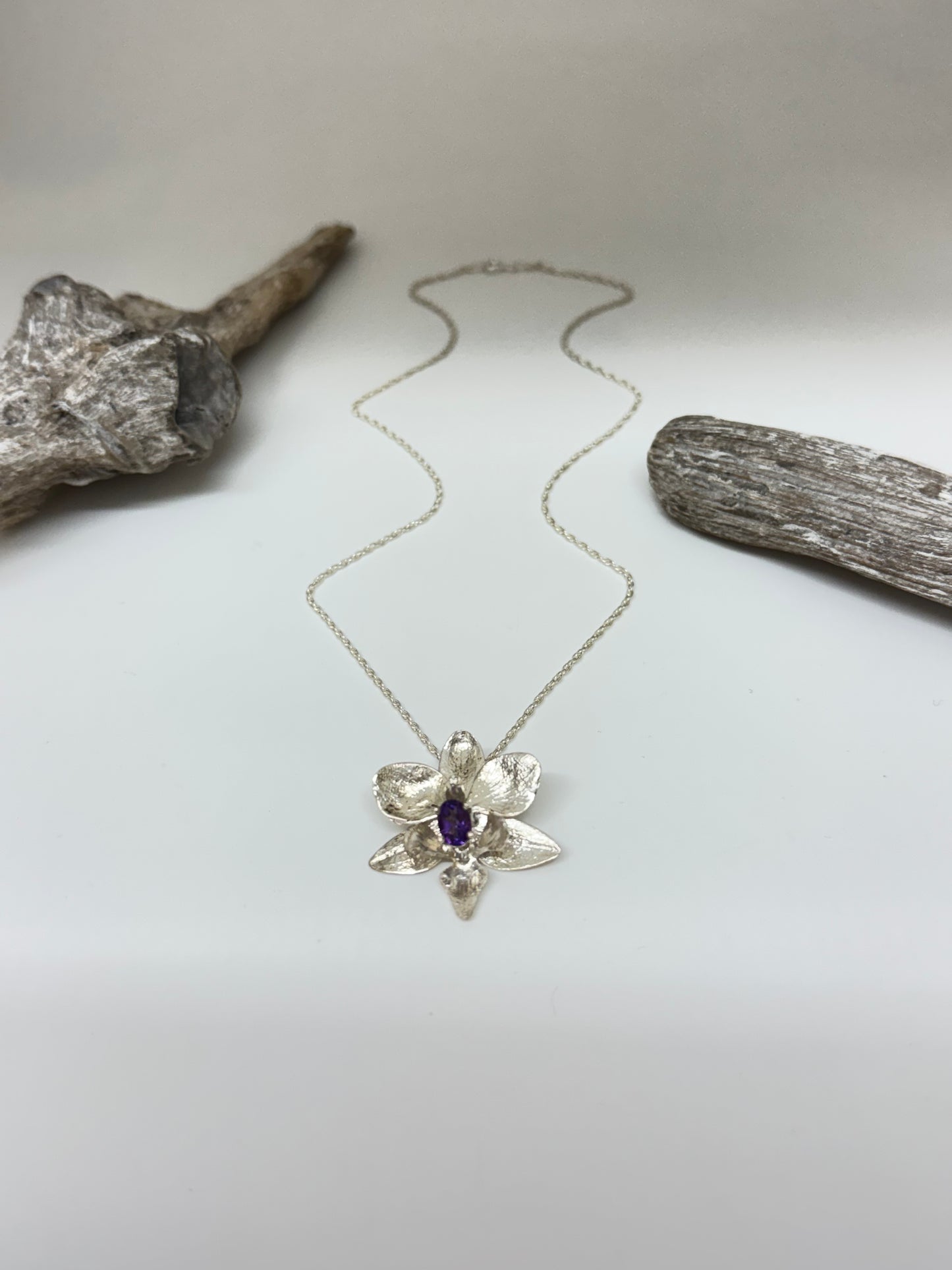 Collier Orchidée Phalaennopsis Brother Pico Améthyste Amulette par Bénédite Séguin O-P-P3-A