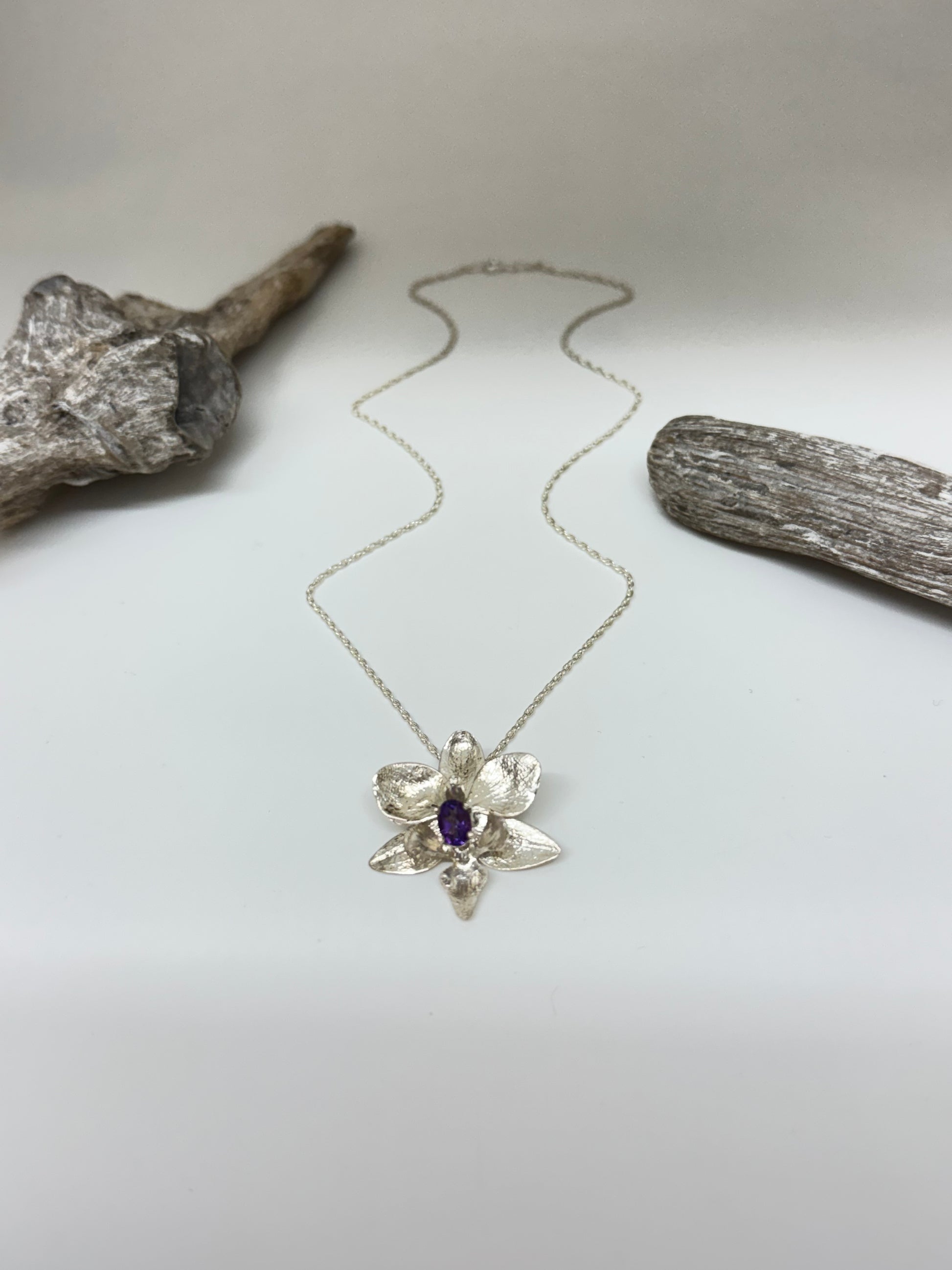 Collier Orchidée Phalaennopsis Brother Pico Améthyste Amulette par Bénédite Séguin O-P-P3-A