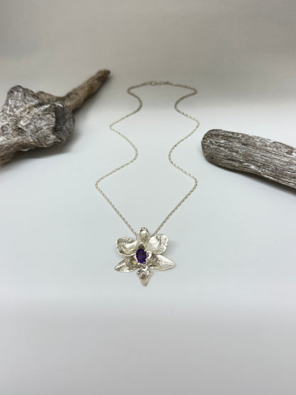 Collier Orchidée Phalaennopsis Brother Pico Améthyste Amulette par Bénédite Séguin O-P-P3-A