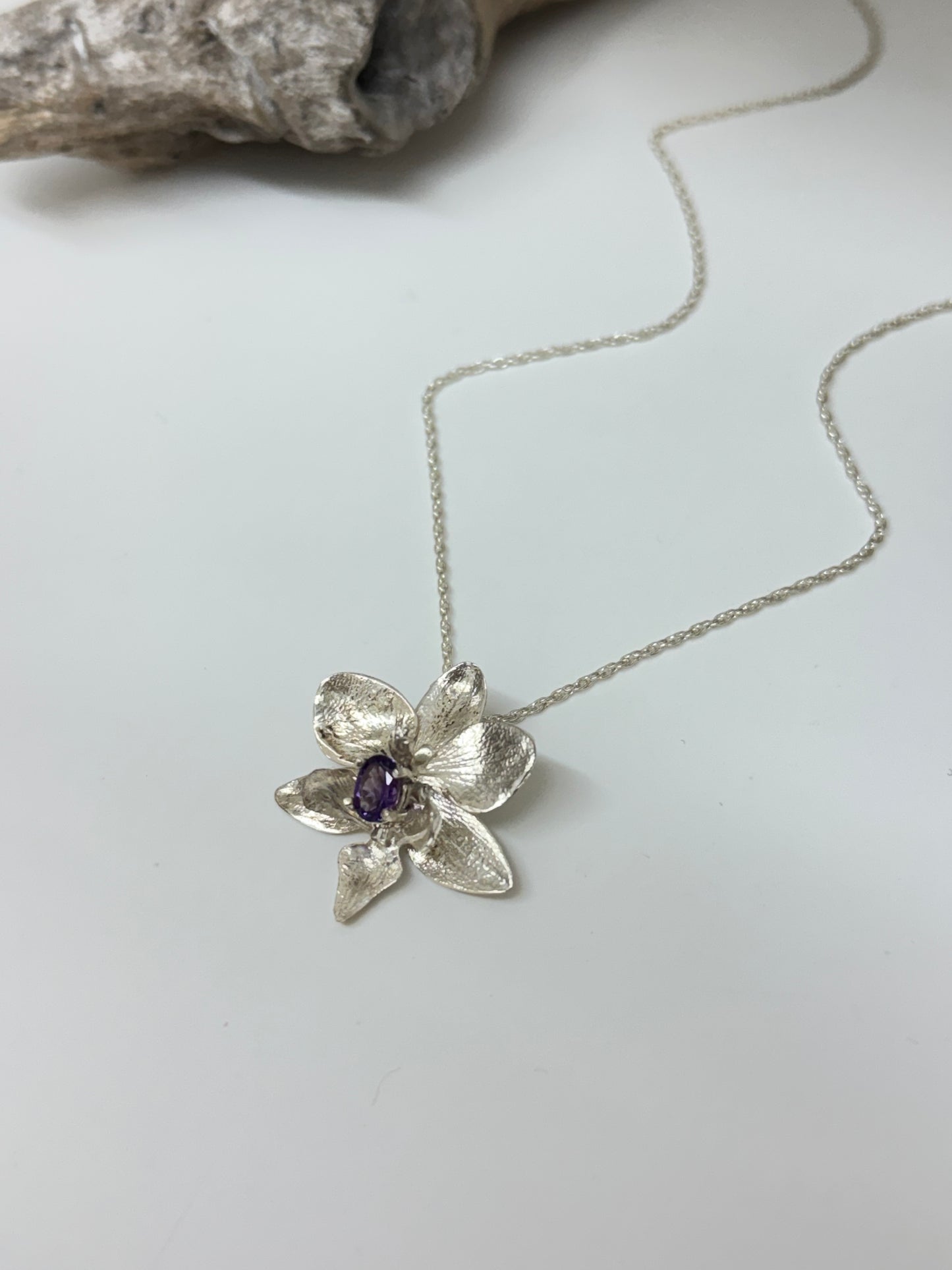 Collier Orchidée Phalaennopsis Brother Pico Améthyste Amulette par Bénédite Séguin O-P-P3-A
