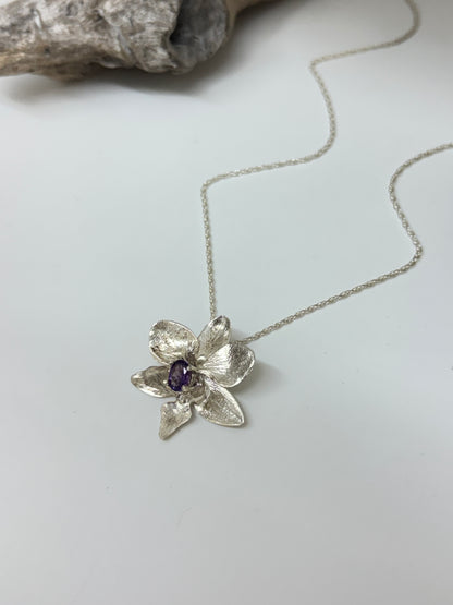 Collier Orchidée Phalaennopsis Brother Pico Améthyste Amulette par Bénédite Séguin O-P-P3-A