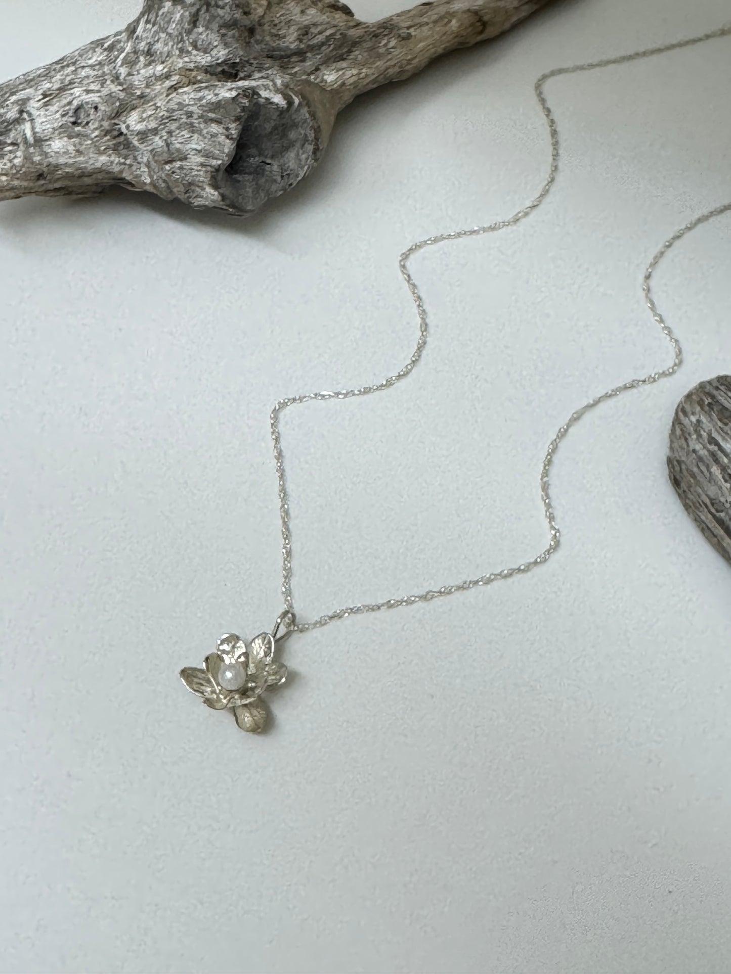 Collier Orchidée Phalaennopsis Amulette par Bénédite Séguin O-P-P-1