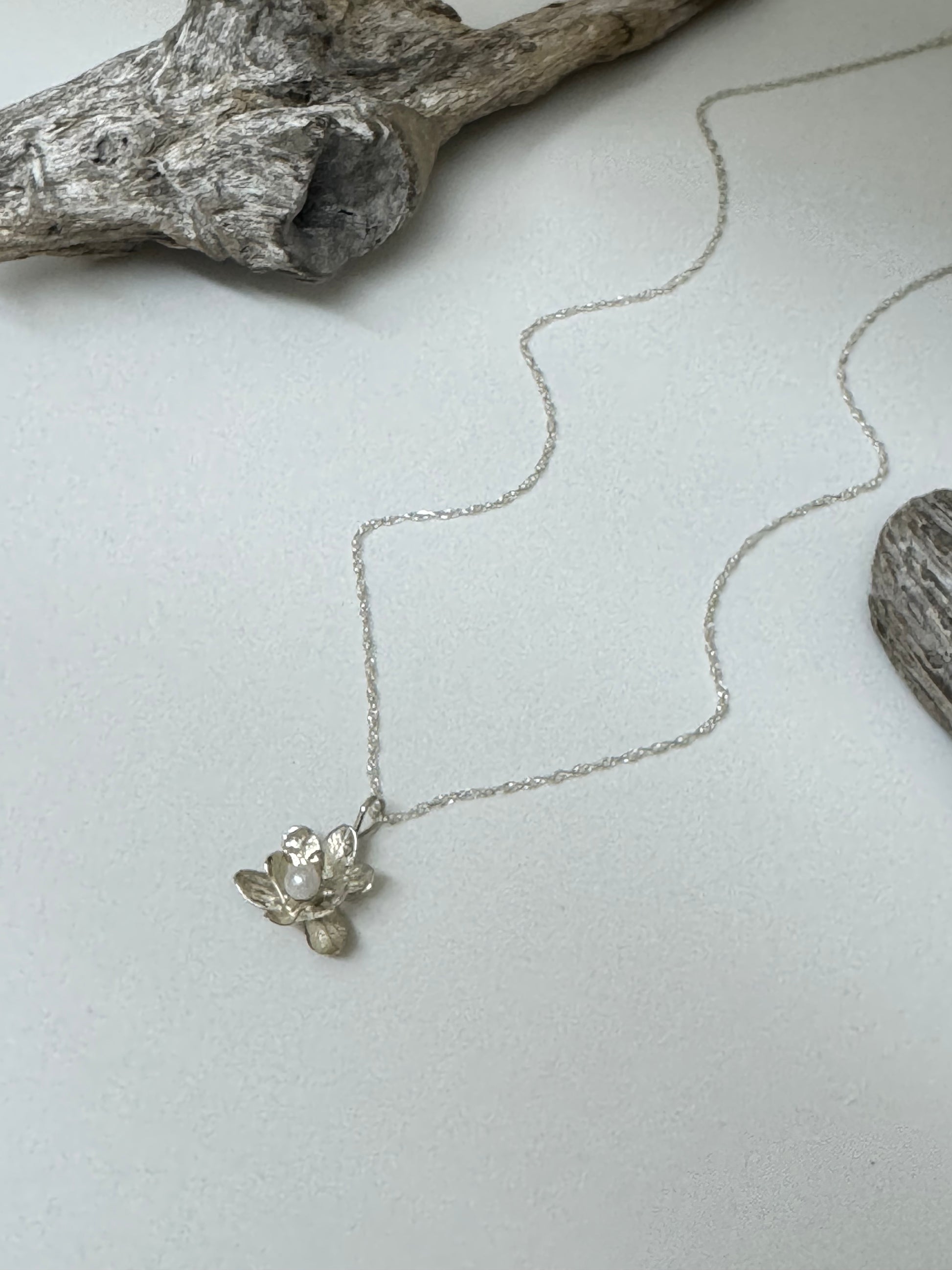 Collier Orchidée Phalaennopsis Amulette par Bénédite Séguin O-P-P-1