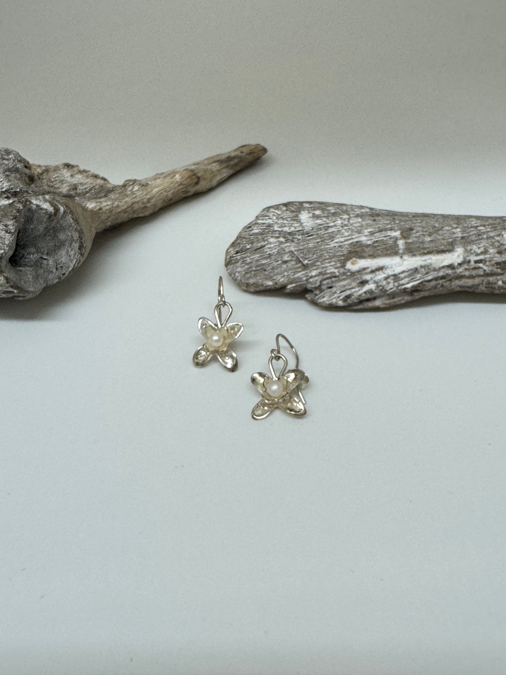 Boucles d'oreille Orchidée Hellébore Argent Amulette par Bénédite Séguin Boucles d'oreille Orchidée Hellébore