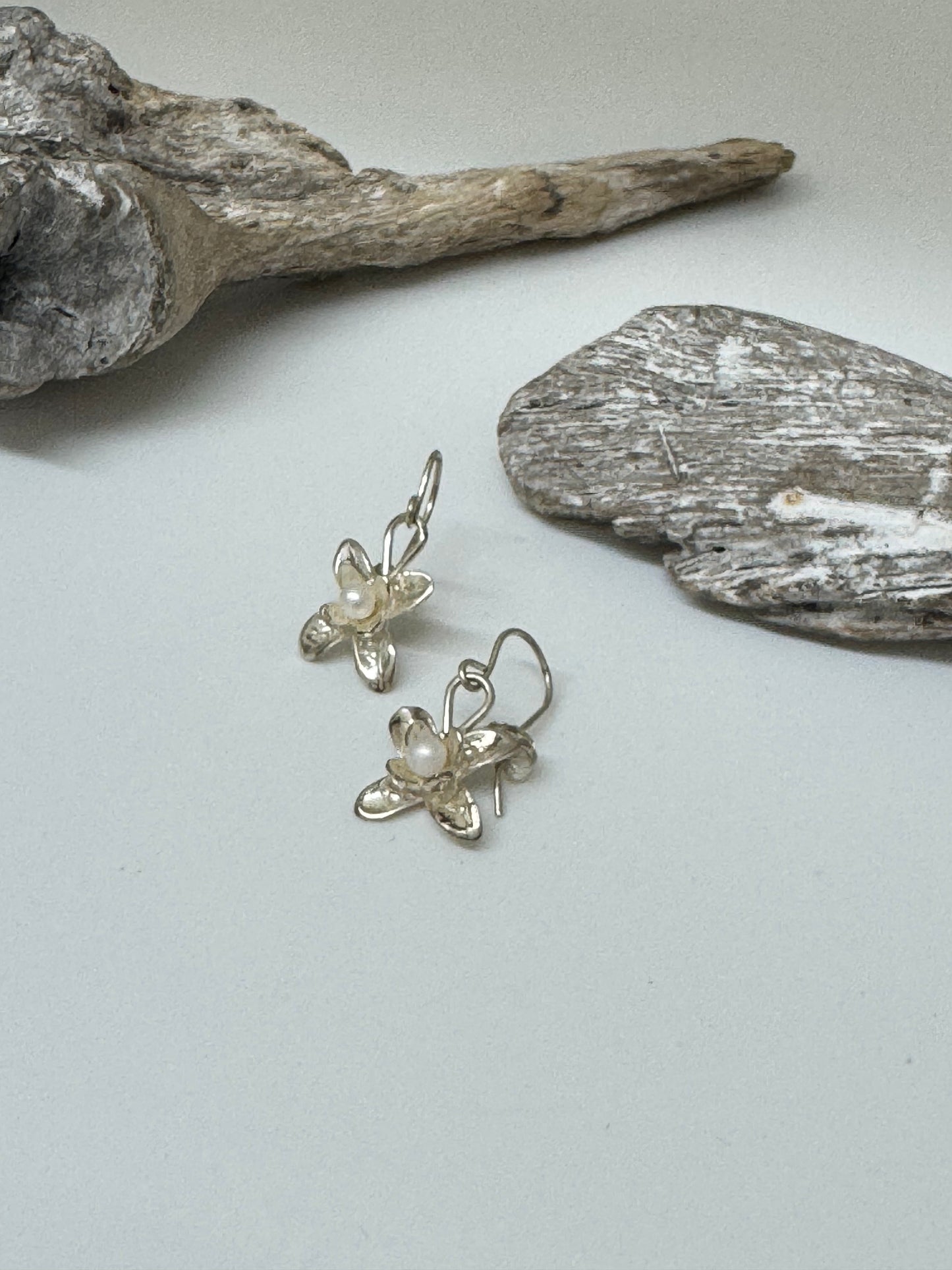 Boucles d'oreille Orchidée Hellébore Argent Amulette par Bénédite Séguin Boucles d'oreille Orchidée Hellébore