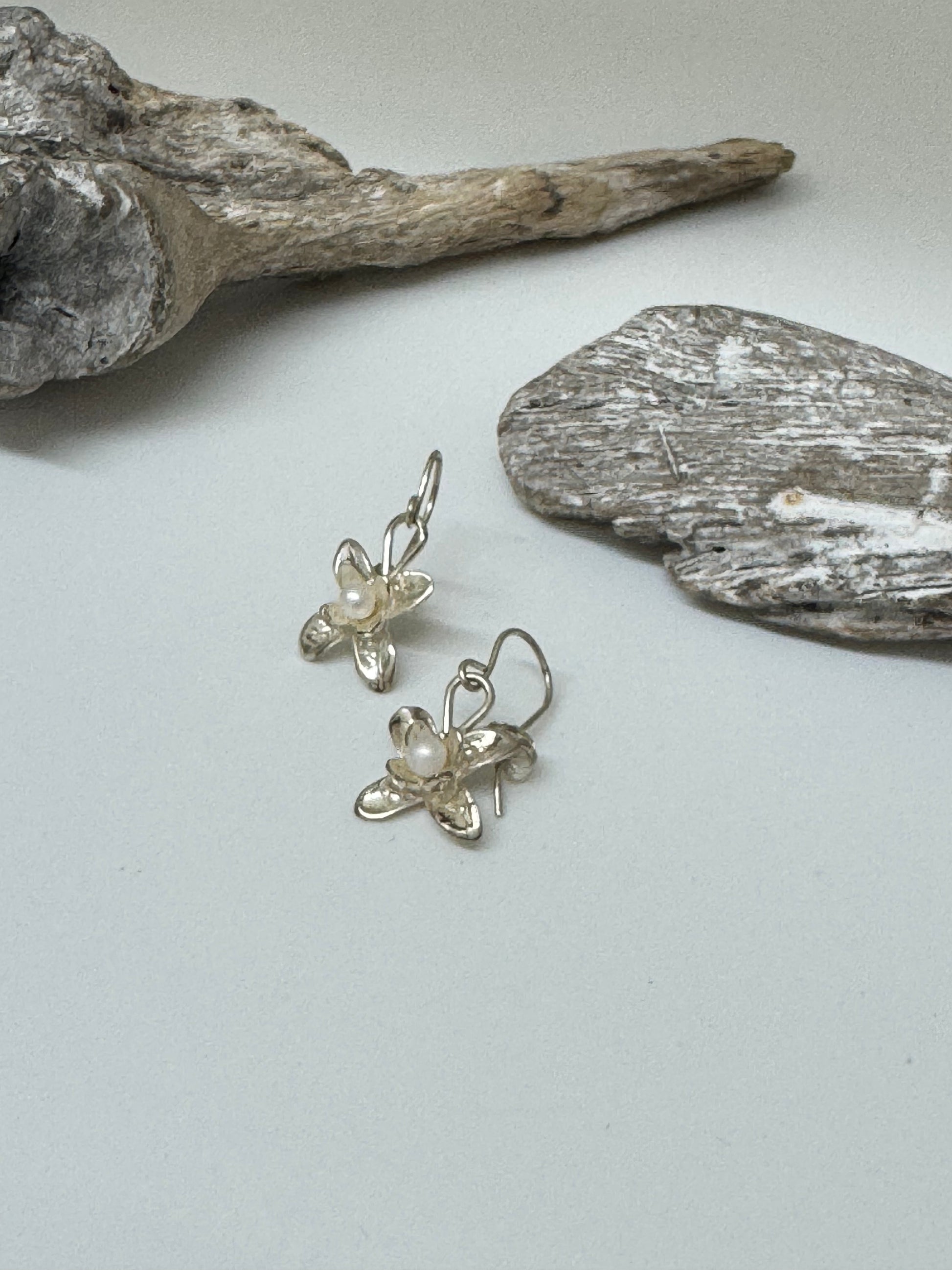 Boucles d'oreille Orchidée Hellébore Argent Amulette par Bénédite Séguin Boucles d'oreille Orchidée Hellébore