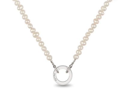 Collier ras-de-cou en perle ivoire avec pince talisman Pyrrha Fait mains au Canada Collier ras-de-cou en perle ivoire avec pince talisman