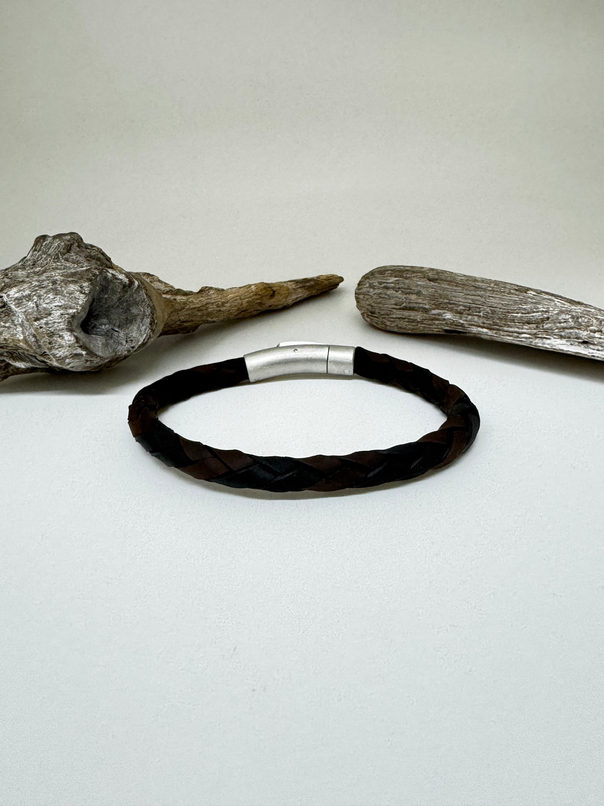 Bracelet tressé noir et brun dessiné à Montréal Arz Steel AS-B509