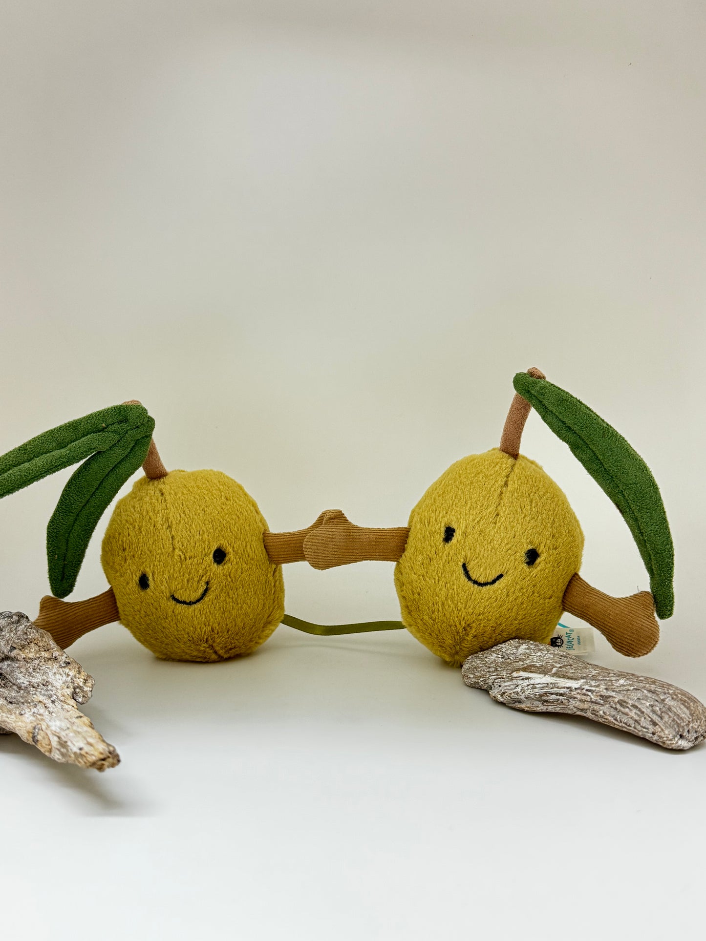 Amuseables Paire d'olives peluche dessinée à Londres Jellycat Amuseables Paire d'olives A6OLI