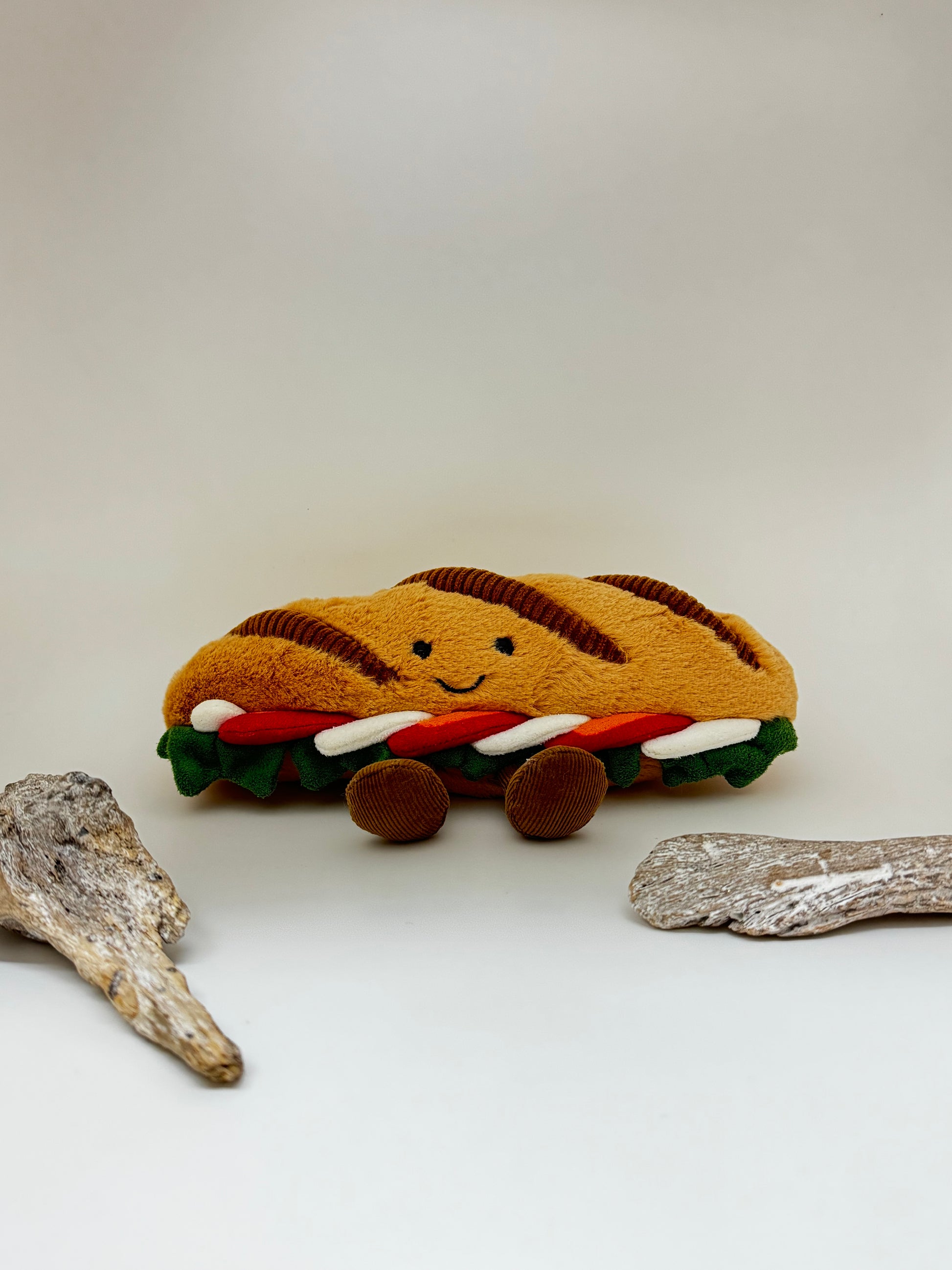 Amuseables Caprese Baguette peluche Jellycat dessinée à Londres Amuseables Caprese Baguette A2TMB