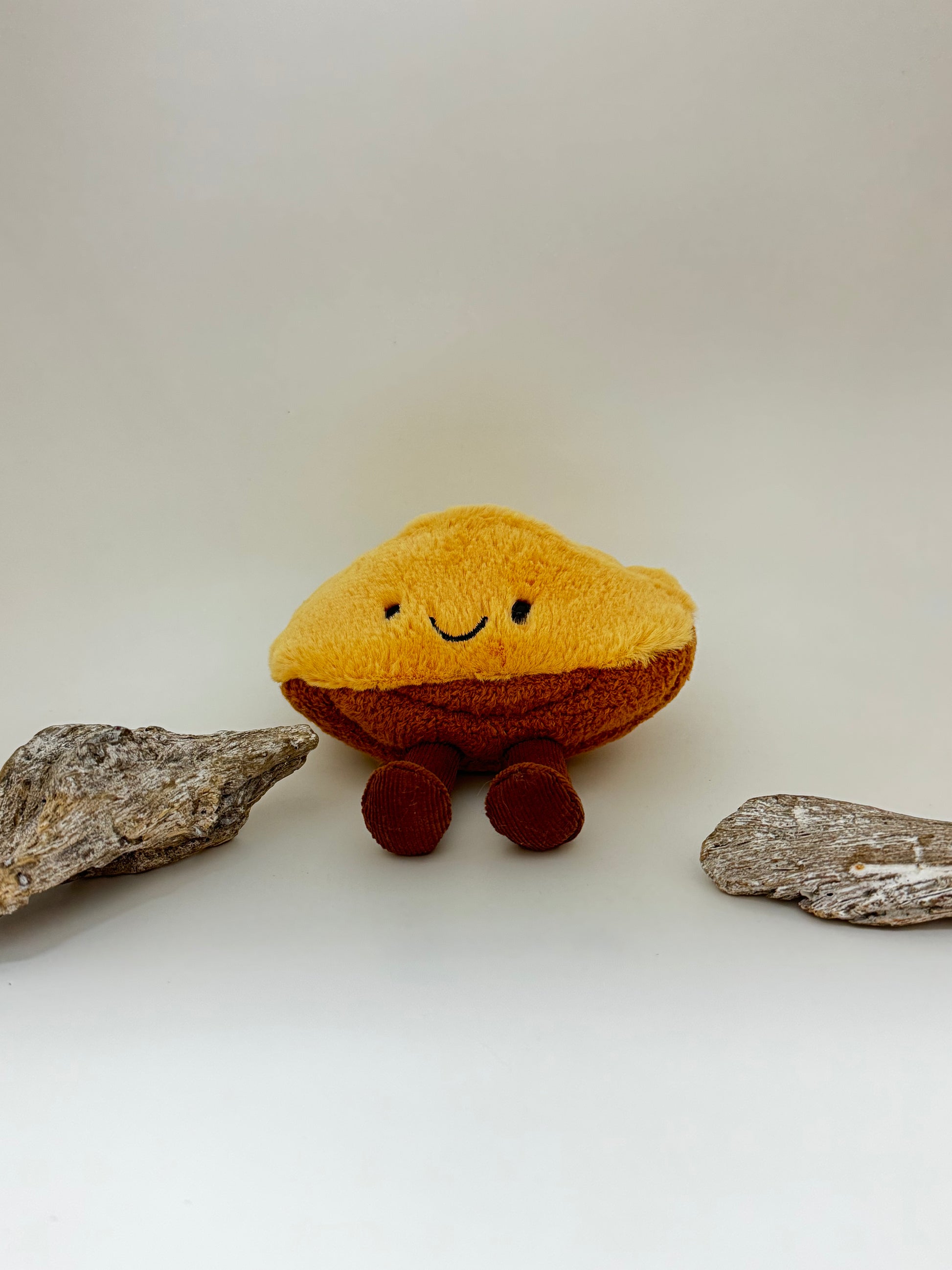 Amuseables Margaux Madeleine peluche Jellycat dessinée à Londres Amuseables Margaux Madeleine A6MAD