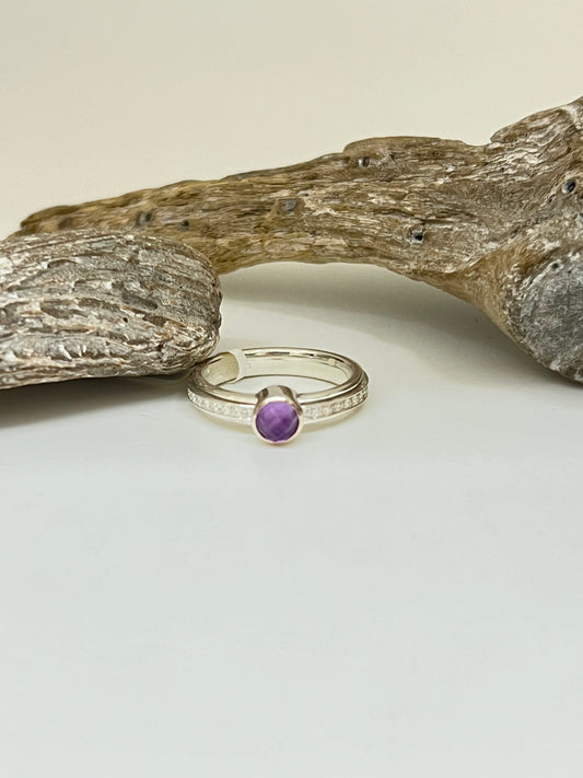 Bague Calm Argent-Améthyste Dessiné par Naomi Traimer de Toronto