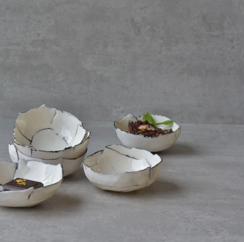 De Blanc et Noir - Mini-assiette en Porcelaine façonné à la main à Morin-Heights Atelier G par Gréta De Blanc et Noir - Mini-assiette