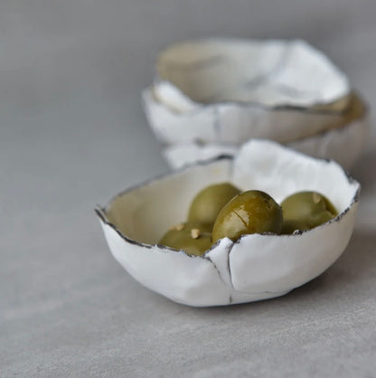 De Blanc et Noir - Mini-assiette en Porcelaine façonné à la main à Morin-Heights Atelier G par Gréta De Blanc et Noir - Mini-assiette