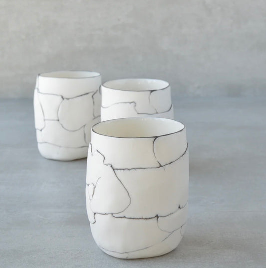 De Blanc et Noir - Tasse à café sans poignée en Porcelaine façonné à la main à Morin-Heights Atelier G par Gréta De Blanc et Noir - Tasse à café sans poignée