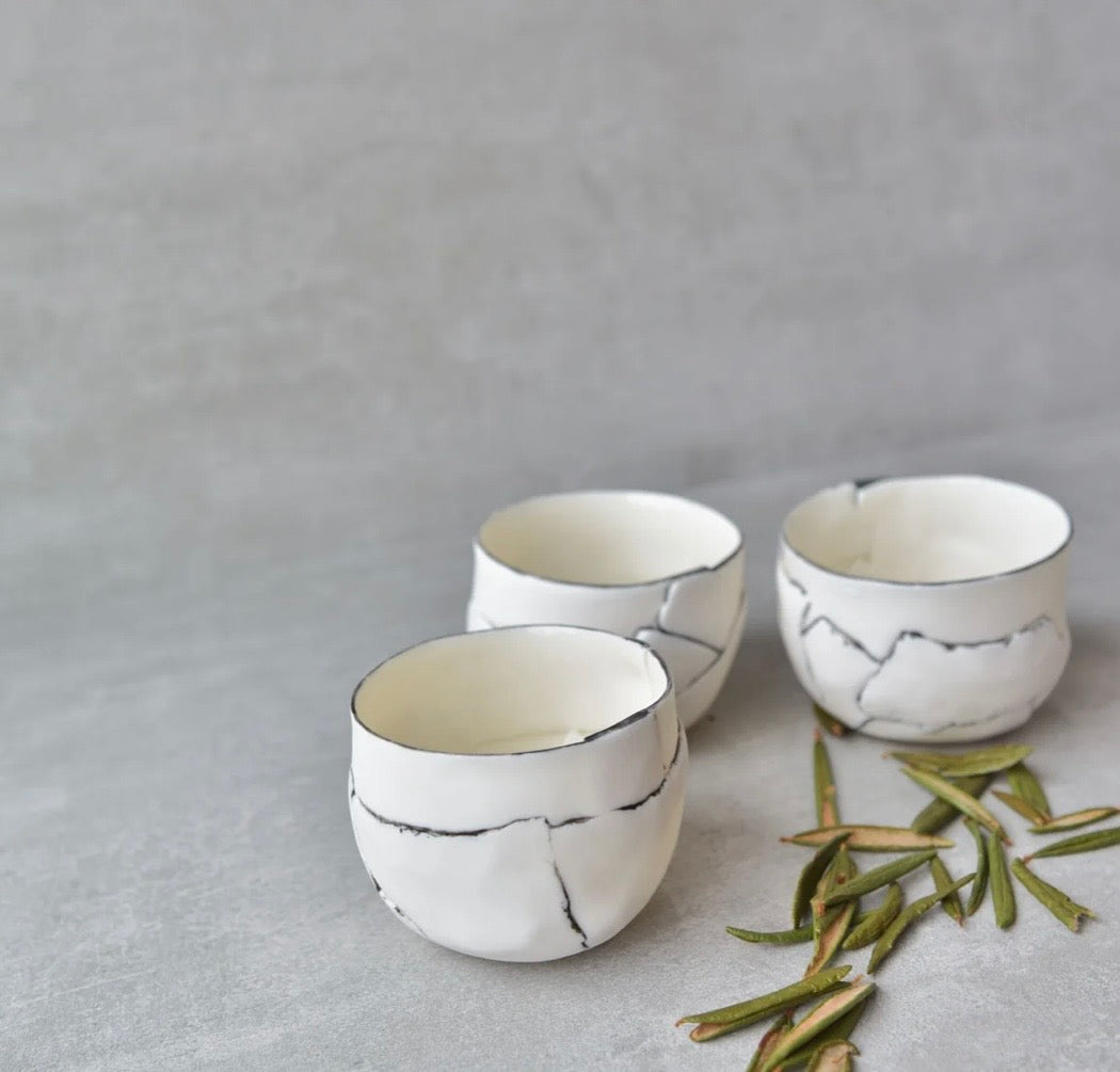 De Blanc et Noir - Bol à thé en Porcelaine façonné à la main à Morin-Heights Atelier G par Gréta De Blanc et Noir - Bol à thé