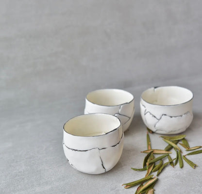 De Blanc et Noir - Bol à thé en Porcelaine façonné à la main à Morin-Heights Atelier G par Gréta De Blanc et Noir - Bol à thé