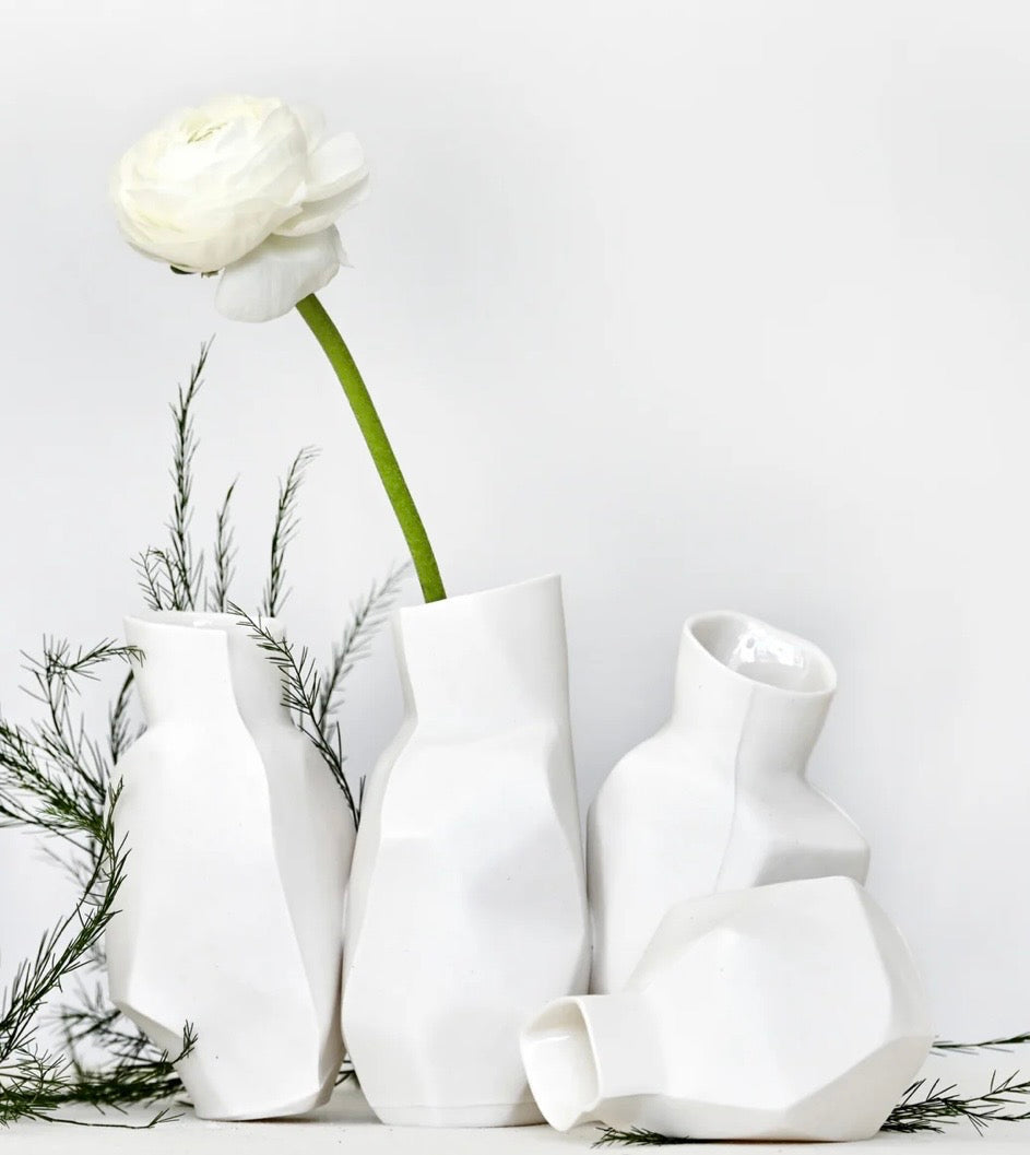 Vase le Discret en Porcelaine façonné à la main à Morin-Heights Atelier G par Gréta céramiste