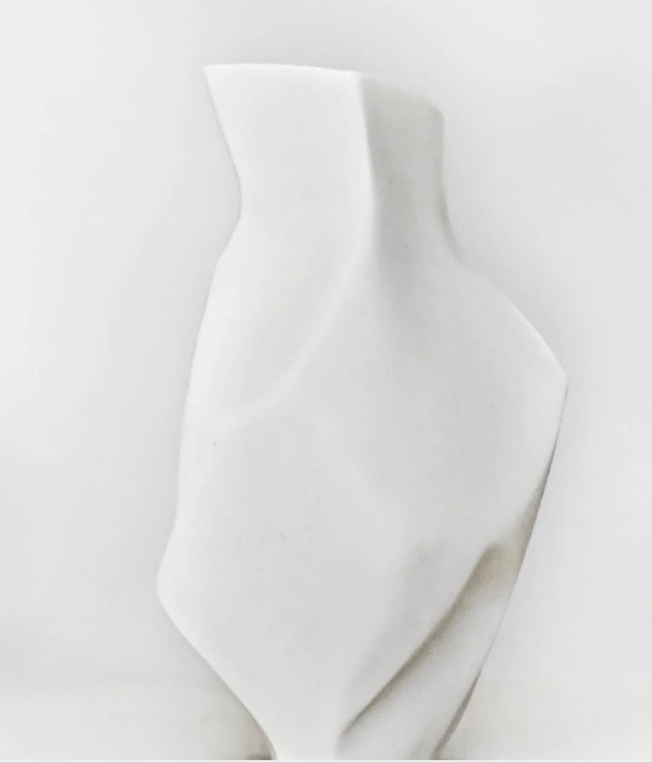Vase le Discret en Porcelaine façonné à la main à Morin-Heights Atelier G par Gréta céramiste