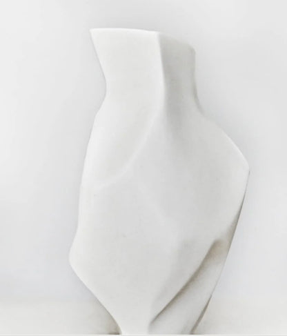 Vase le Discret en Porcelaine façonné à la main à Morin-Heights Atelier G par Gréta céramiste