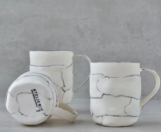 De Blanc et Noir - Tasse à café avec poignée en Porcelaine façonné à la main à Morin-Heights Atelier G par Gréta De Blanc et Noir - Tasse à café avec poignée