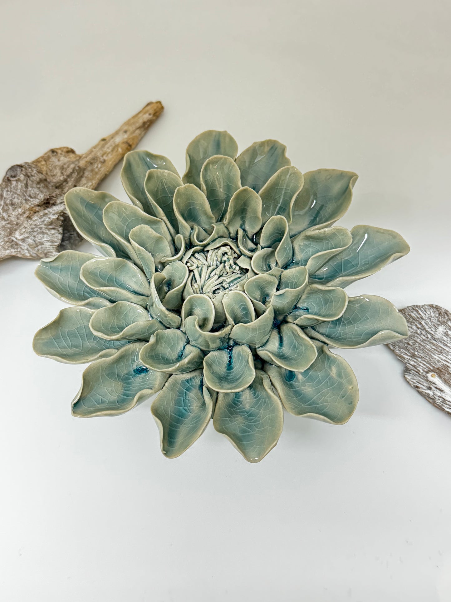 Dahlia Aphrodite Bleu Poudré en porcelaine Fait mains par les Artisans de Chive , Dahlia Aphrodite Bleu Poudré EG17