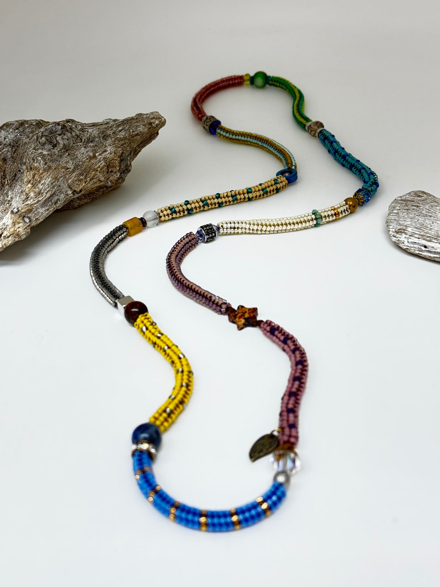 Collier Multi couleurs Perles de Myuki 21 pouces fait à Montréal Hélène Gagnon Multi couleurs Myuki