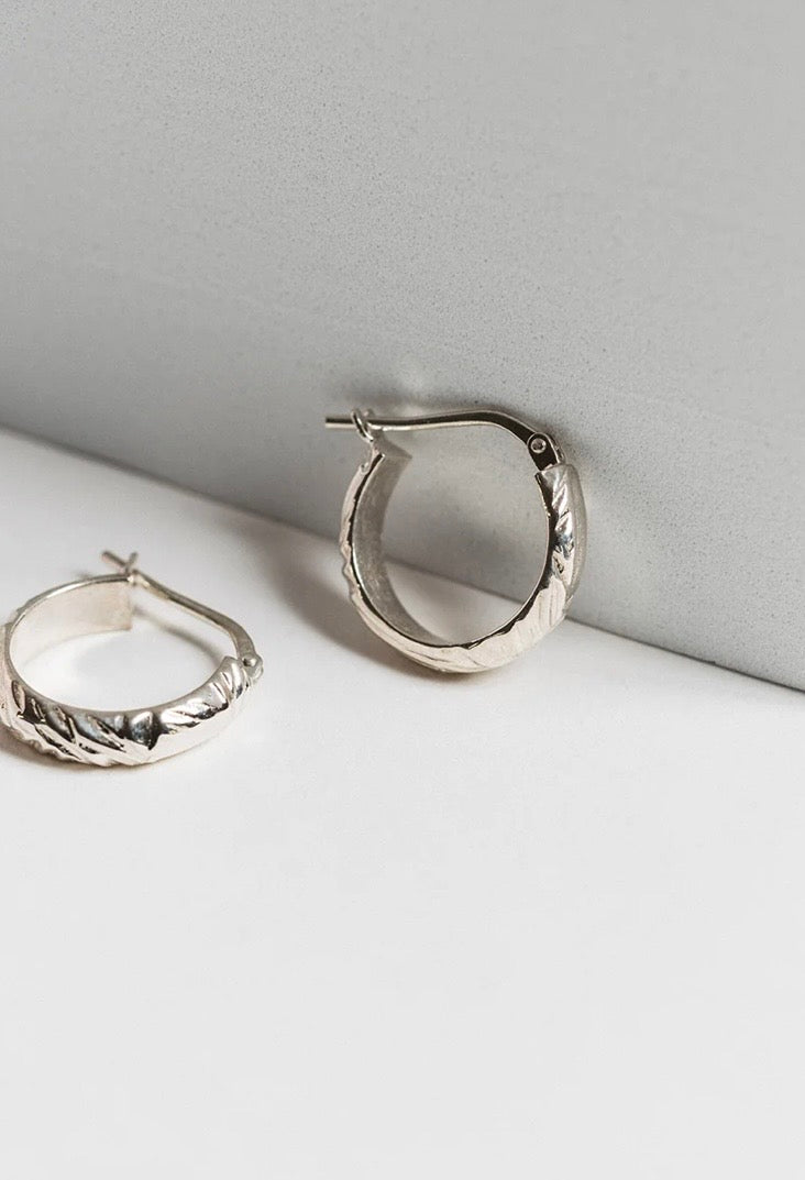 Frida anneaux texturé argent Fait mains à Montréal Véronique Roy Frida anneaux texturé argent