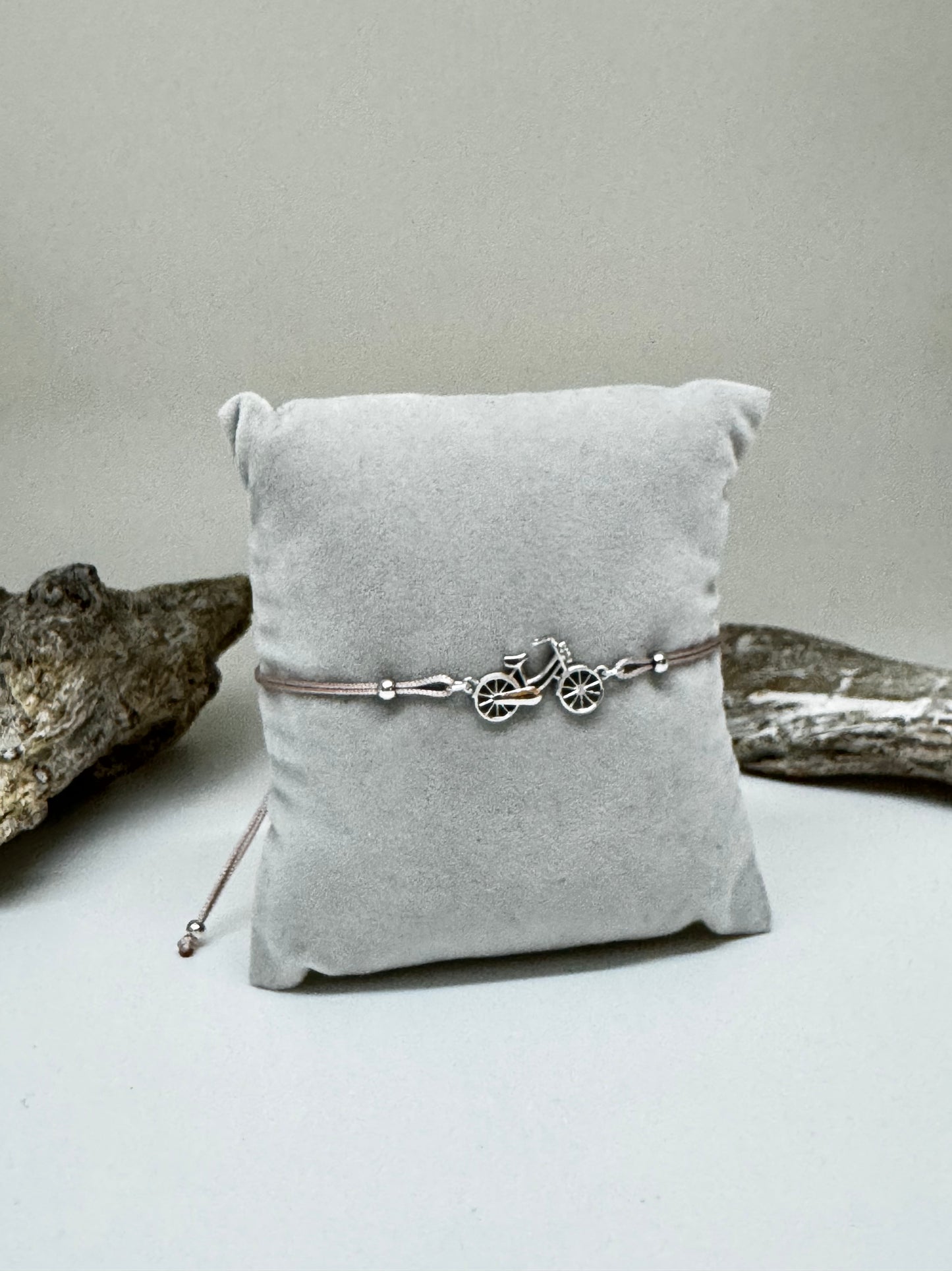 Bracelet Bicyclette Argent 925 sur cordon taupe Kurshuni Bracelet Bicyclette Argent 925 KR1334-4