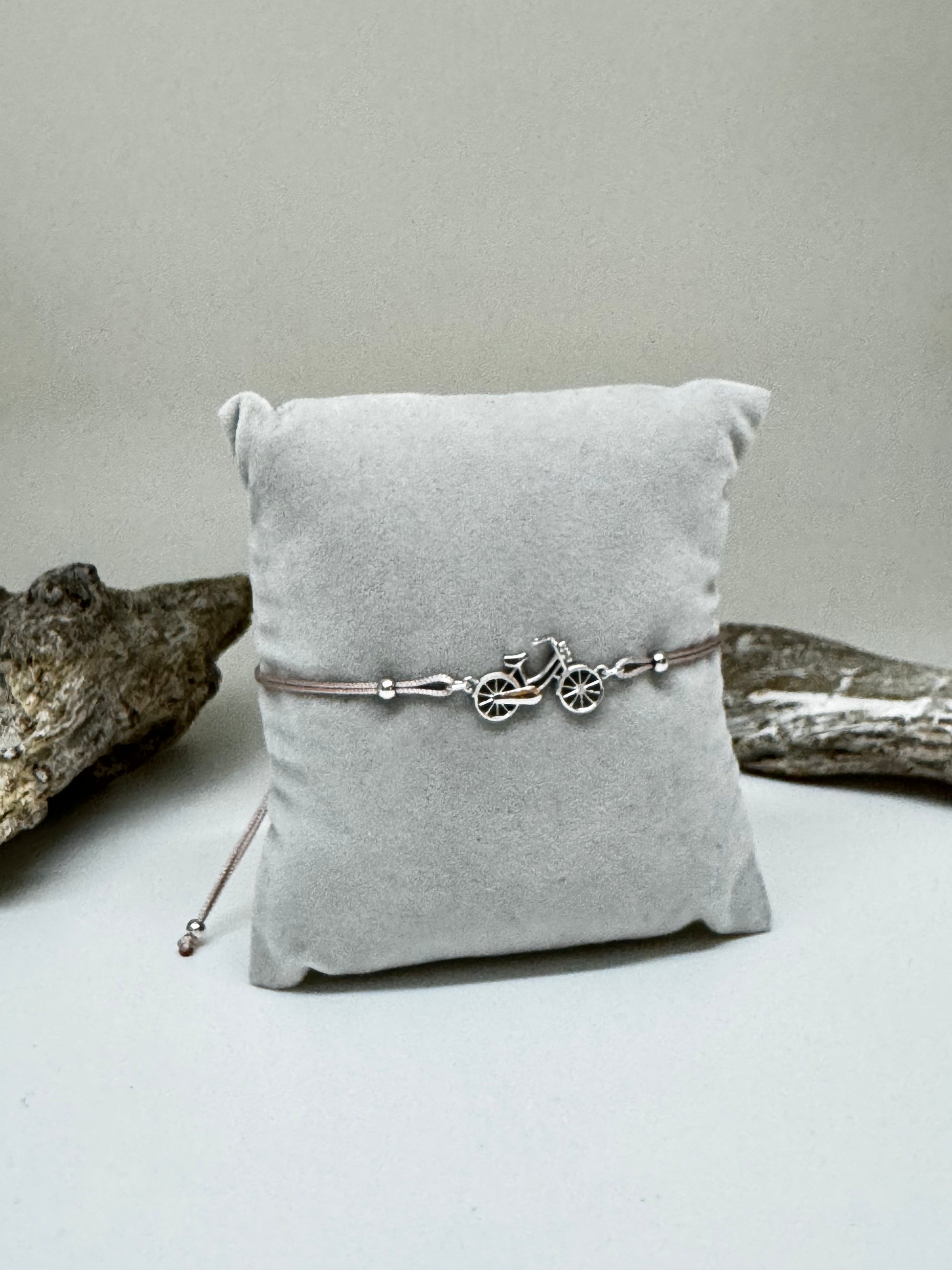 Bracelet Bicyclette Argent 925 sur cordon taupe Kurshuni Bracelet Bicyclette Argent 925 KR1334-4