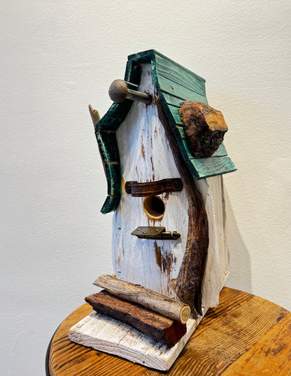 Cabane d'oiseaux blanche et verte fait de bois recyclé Fait mains Bertrand Massé