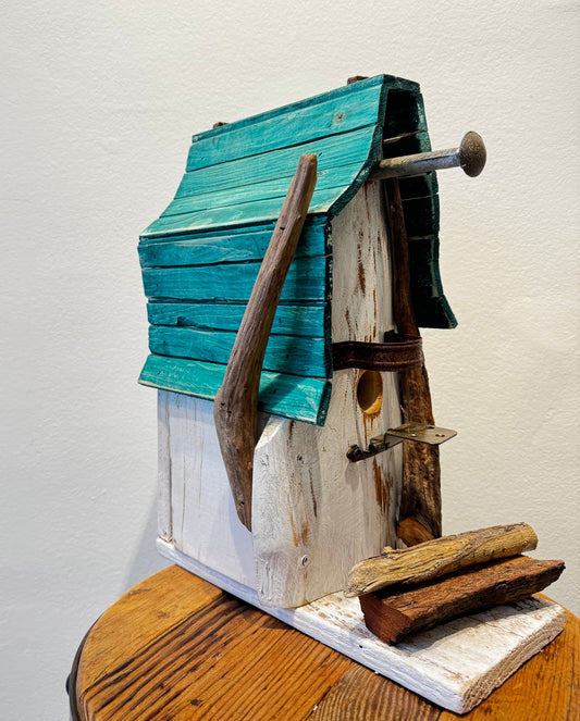 Cabane d'oiseaux blanche et verte fait de bois recyclé Fait mains Bertrand Massé