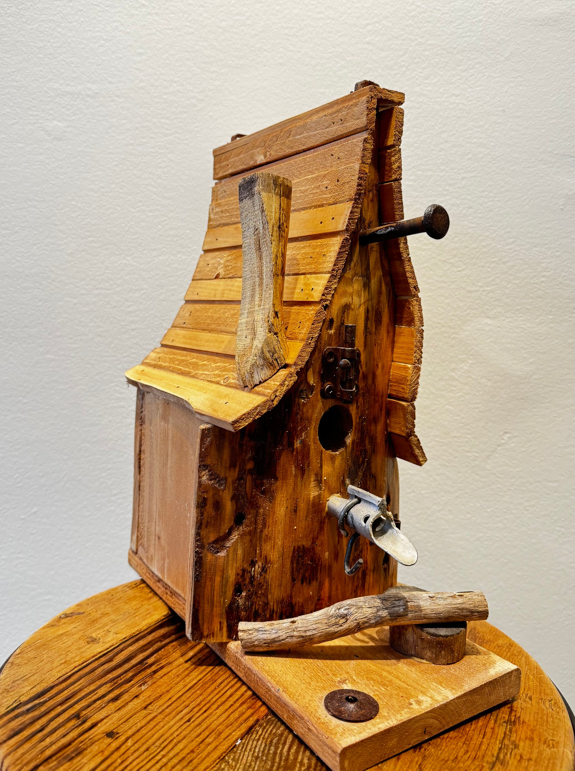 Cabane d'oiseaux bois naturelle fait de bois recyclé Bertrand Massé Artiste