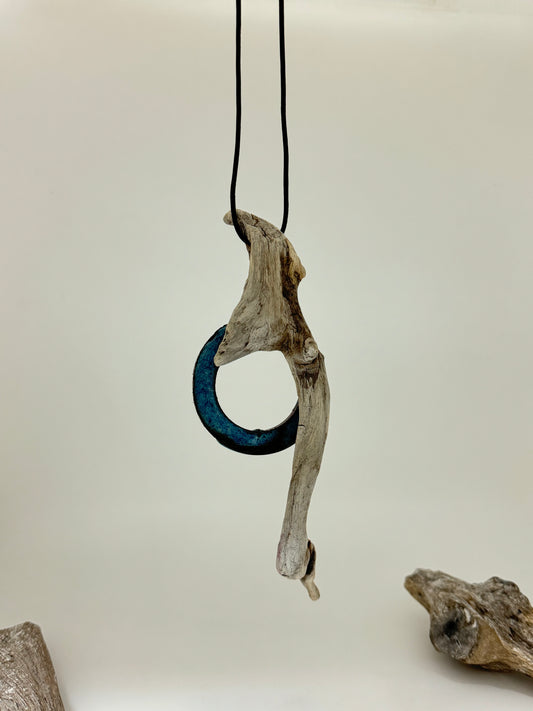 Collier capteur de bonheur fait à Montréal