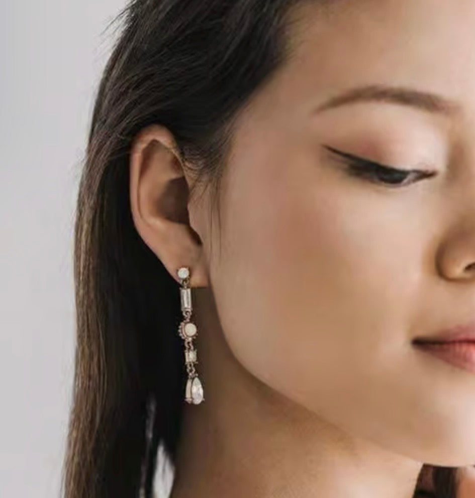 Boucles d'oreilles Lova drop, dessinée à Vancouver. Lovers Tempo 1SU18010-WHT