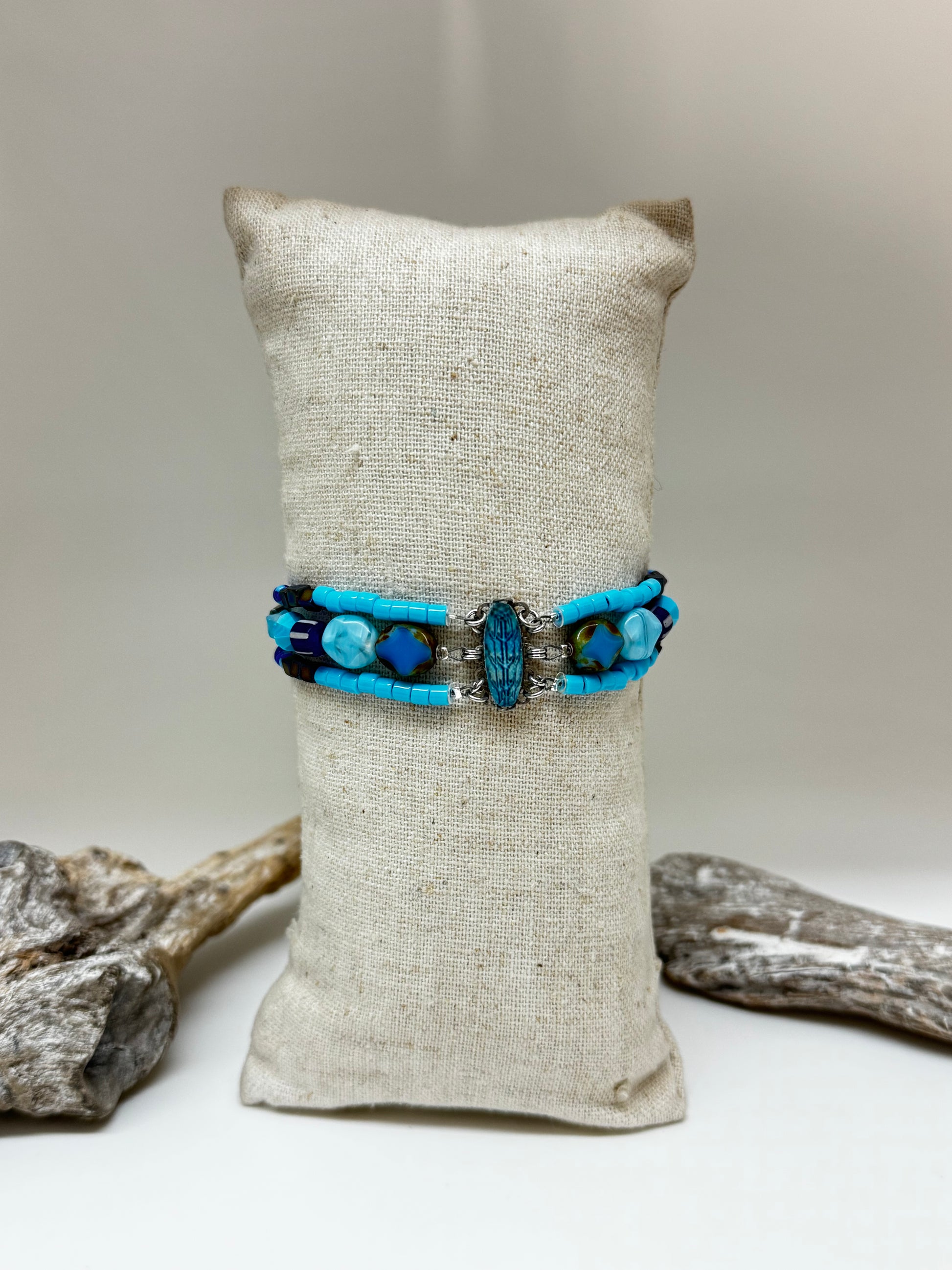 Bracelet Artisanal Bleu Bayou Azure Fabriqué à la main au Moyen Orient AyalaBAR C4093