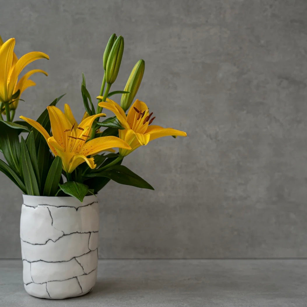 Atelier G De Blanc et Noir - Vase à fleurs à la main à Morin-Heights  Atelier G De Blanc et Noir Vase à fleurs