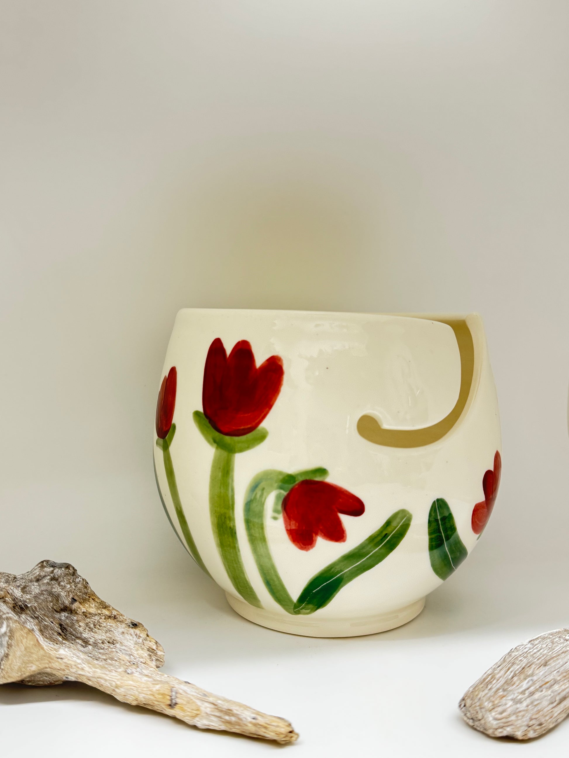 Weilbrenner et Lebeau Bol à tricoté Tulipe rouge en Porcelaine Tournée à Montréal Weilbrenner et Lebeau