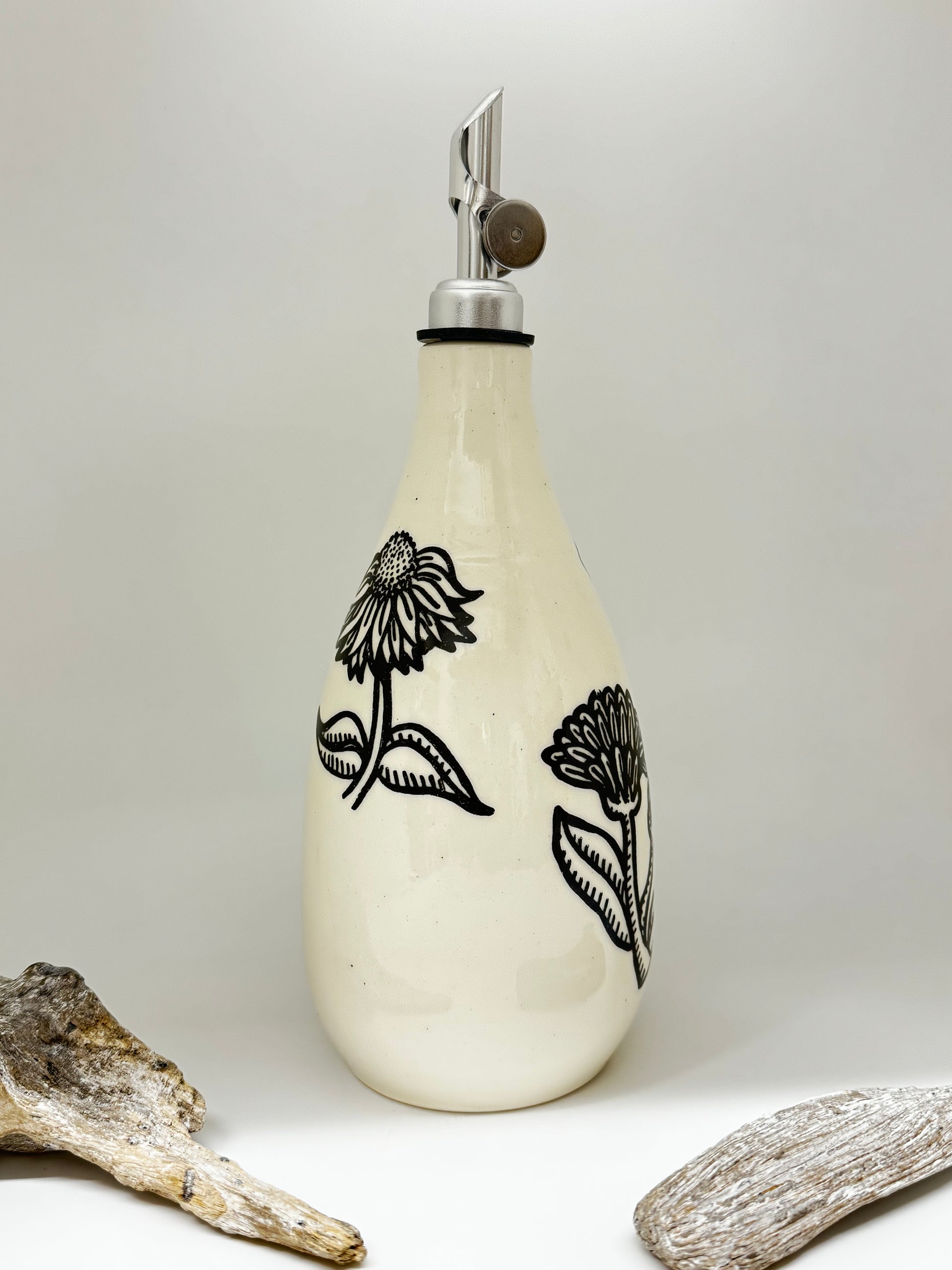Weilbrenner et Lebeau Huilier Foral Porcelaine Tournée à la main à Montréal Huilier Floral Noir et Blanc