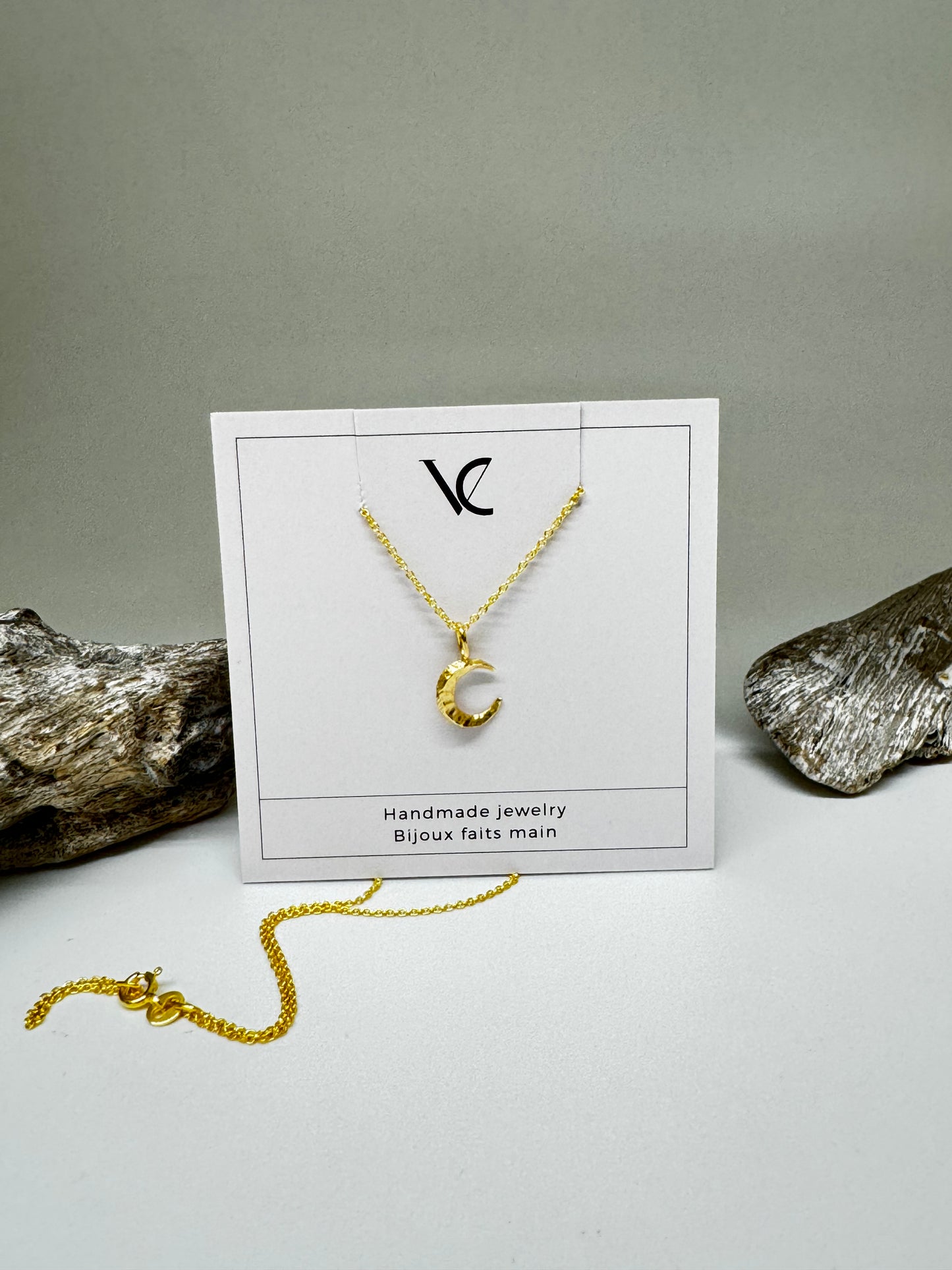 MOON, collier avec une petite breloque lune or Fait main à Montréal Véronique Roy
