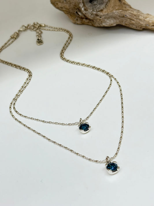 Aura blue Collier blue avec doubles chaîne à cristaux bleus Uno de 50 COL1866AZUM