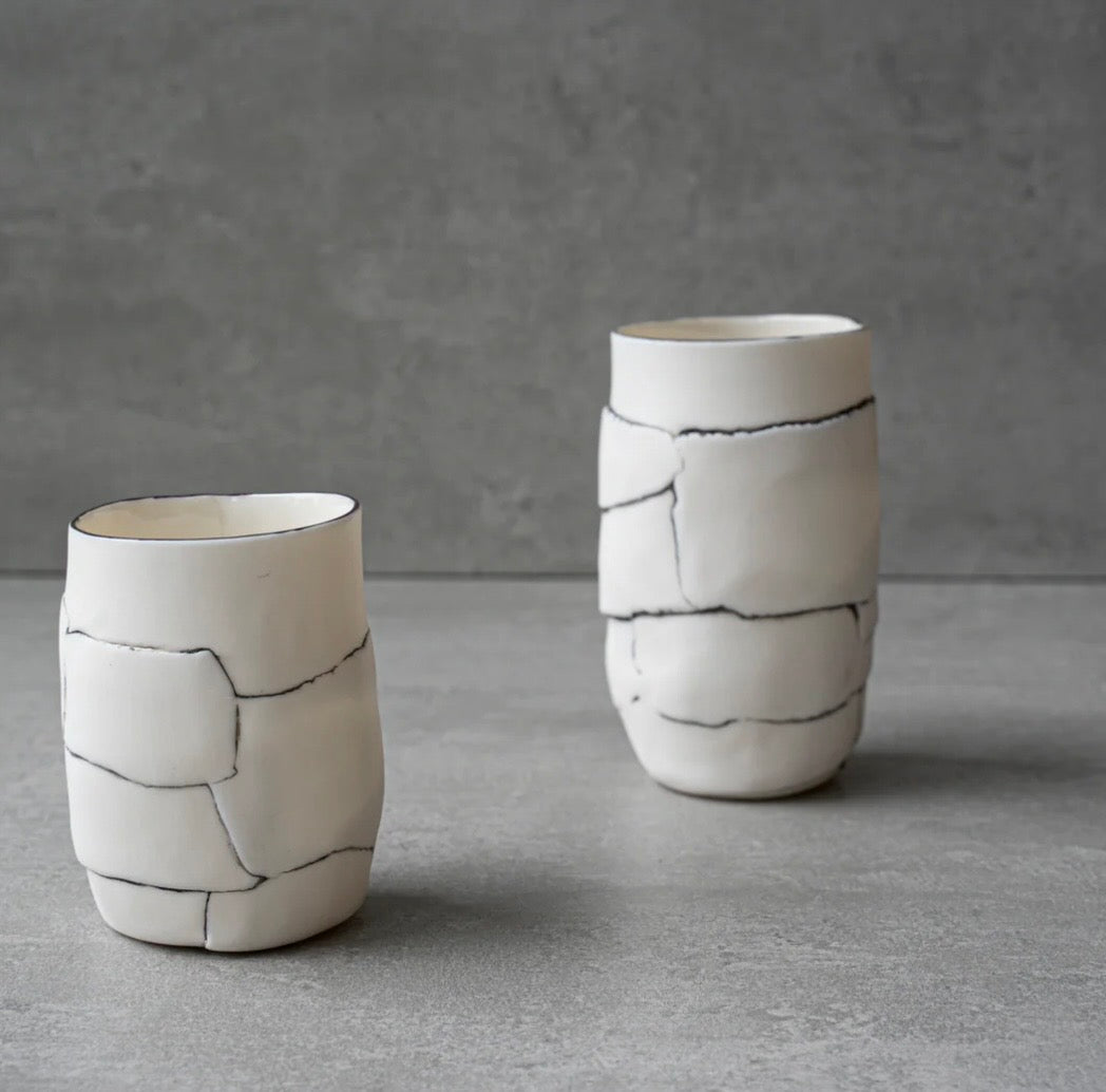 De Blanc et Noir - Verre à café petit en Porcelaine façonné à la main à Morin-Heights Atelier G par Gréta De Blanc et Noir - Verre à café