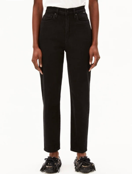MAIRAA HIGH WAIST MOM JEANS Mélange de coton recyclé Armed Angel MAIRAA HIGH WAIST MOM JEANS