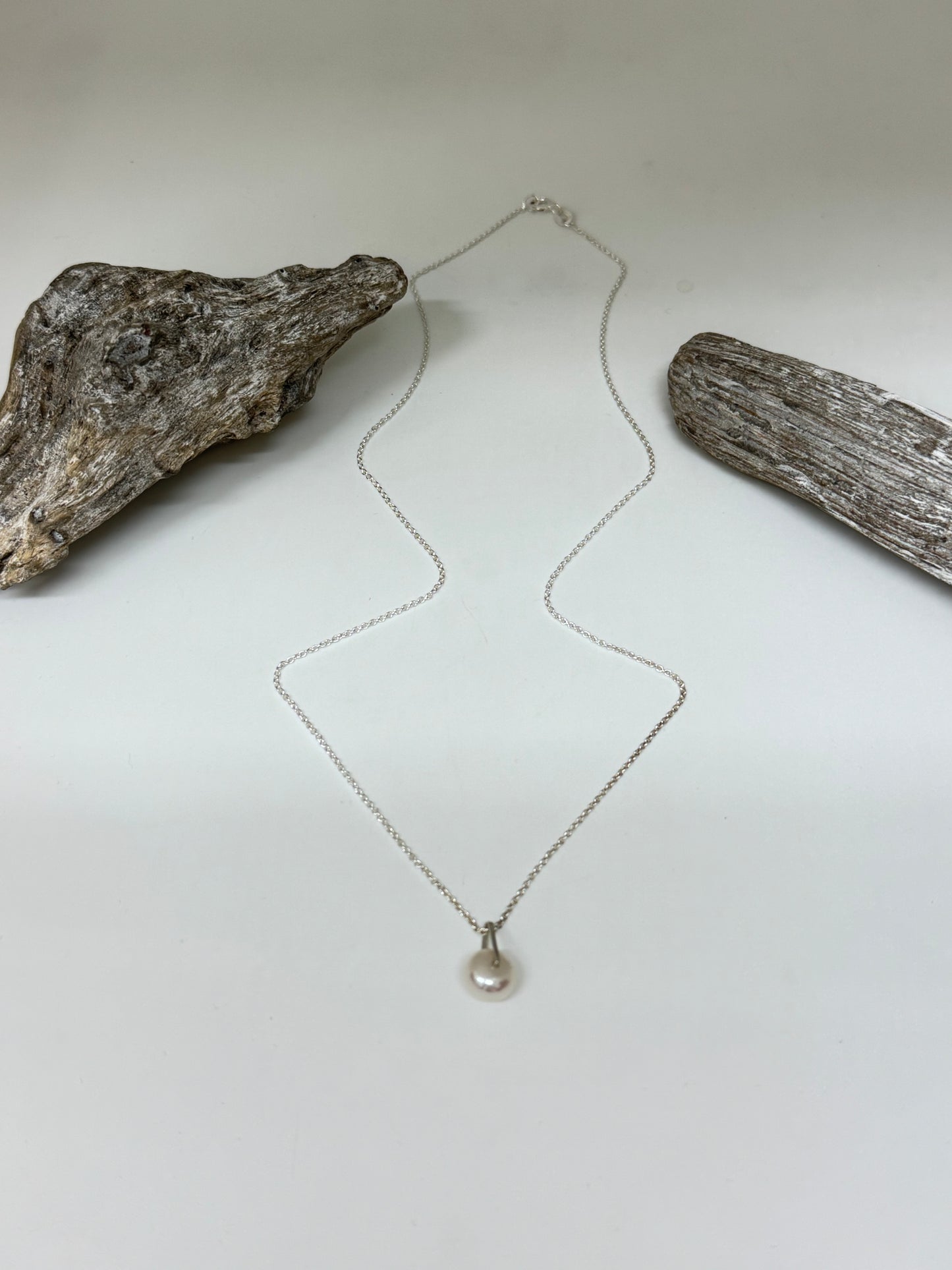 Collier délicat avec perle d'eau douce Courbe - Fait main à Montréal Véronique Roy Courbe   