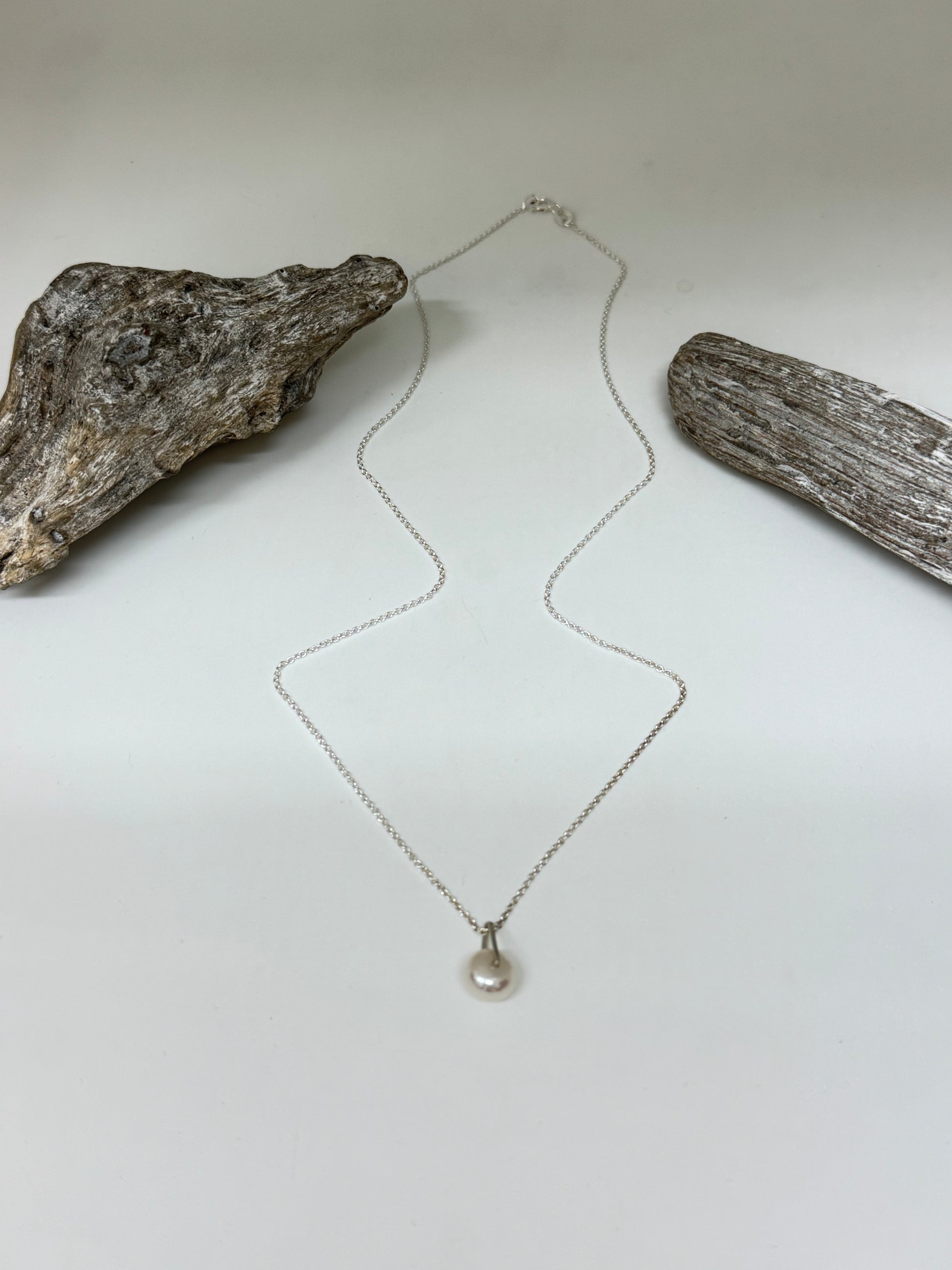 Collier délicat avec perle d'eau douce Courbe - Fait main à Montréal Véronique Roy Courbe   