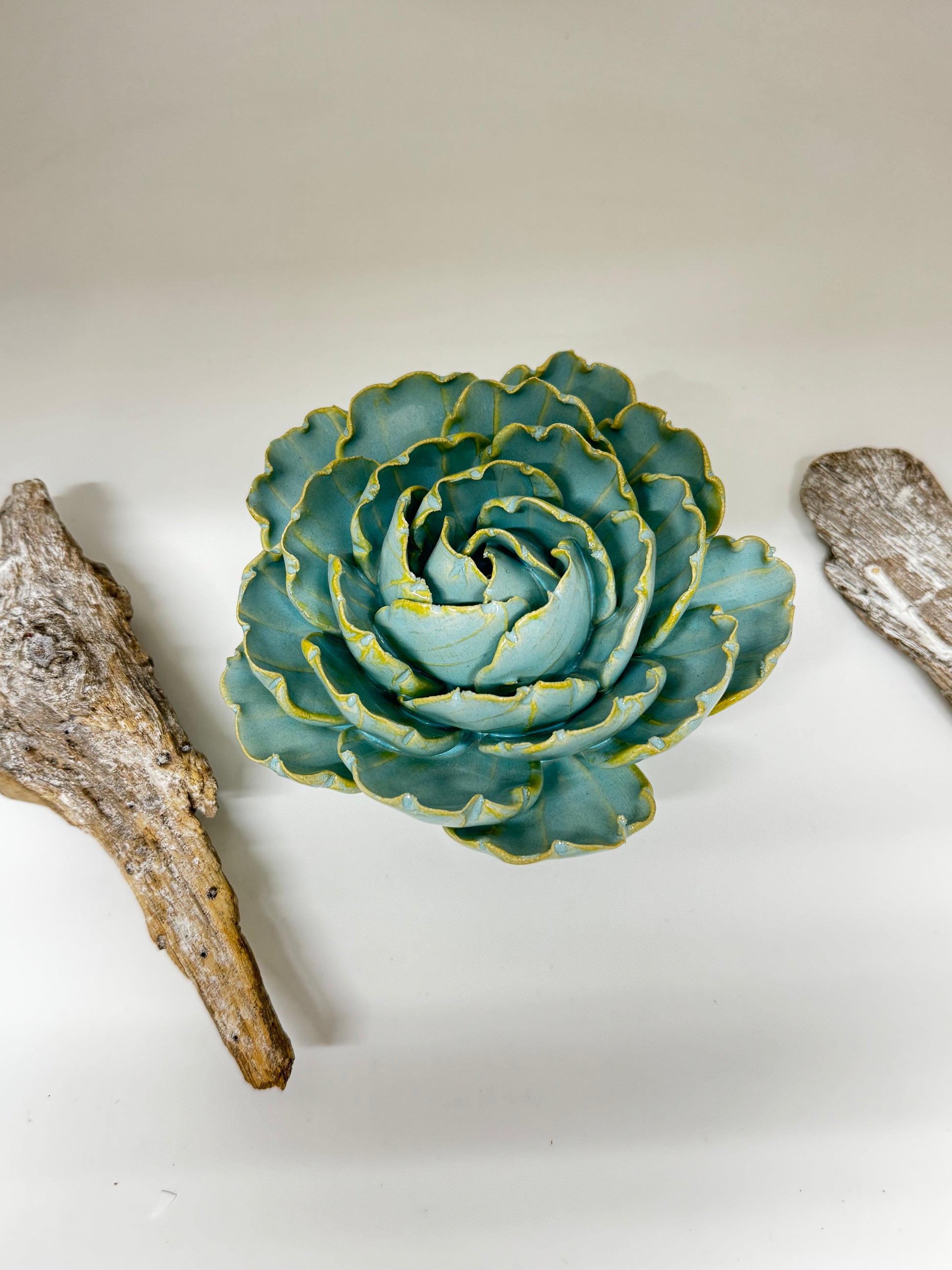 Pivoine Keiko bleu œuf de merle fait main par les artisans de Chive, Pivoine Keiko bleu œuf de merle FR11