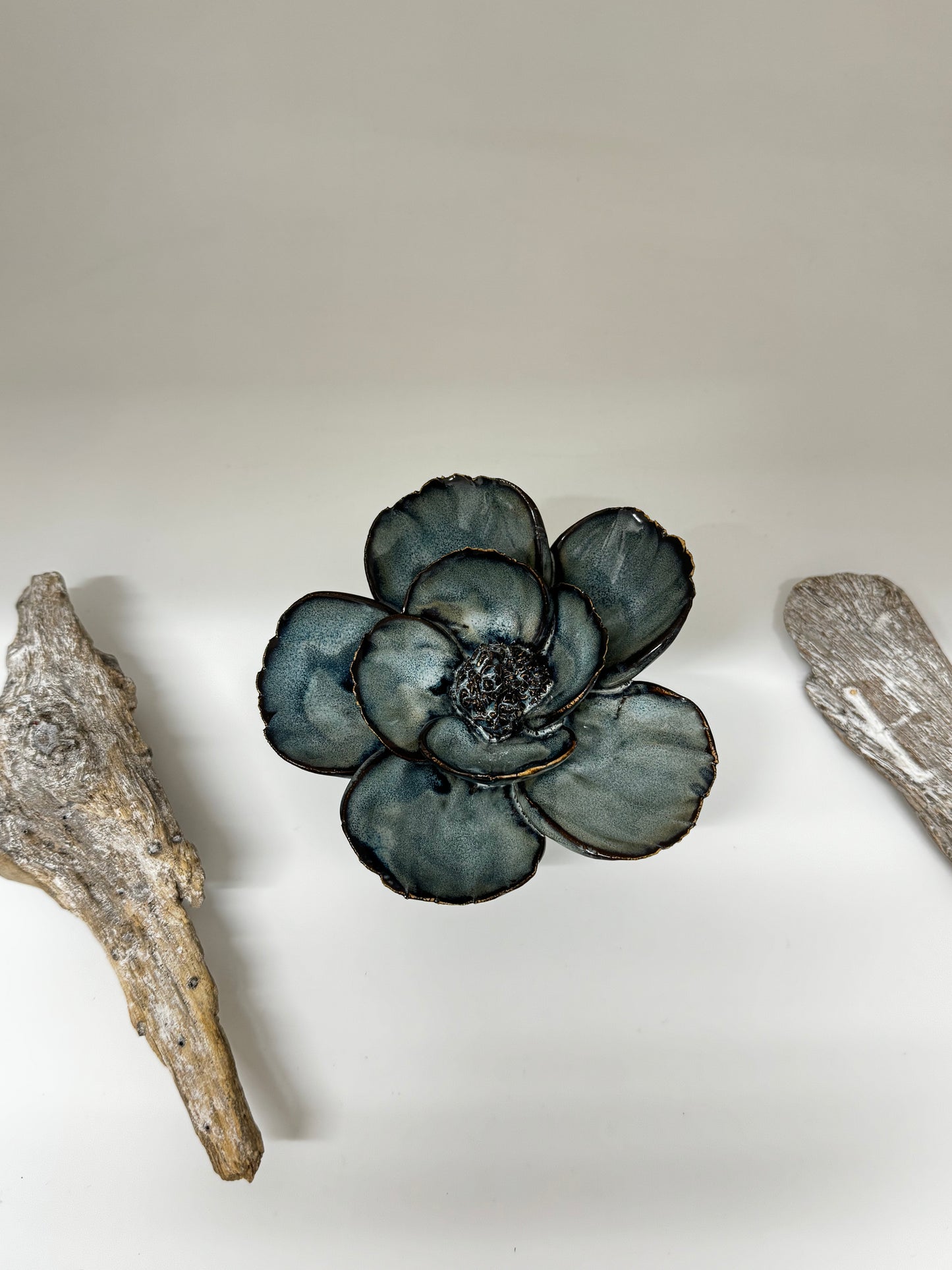Navy Poppy fait main par les artisans de Chive, Coquelicot bleu FR07