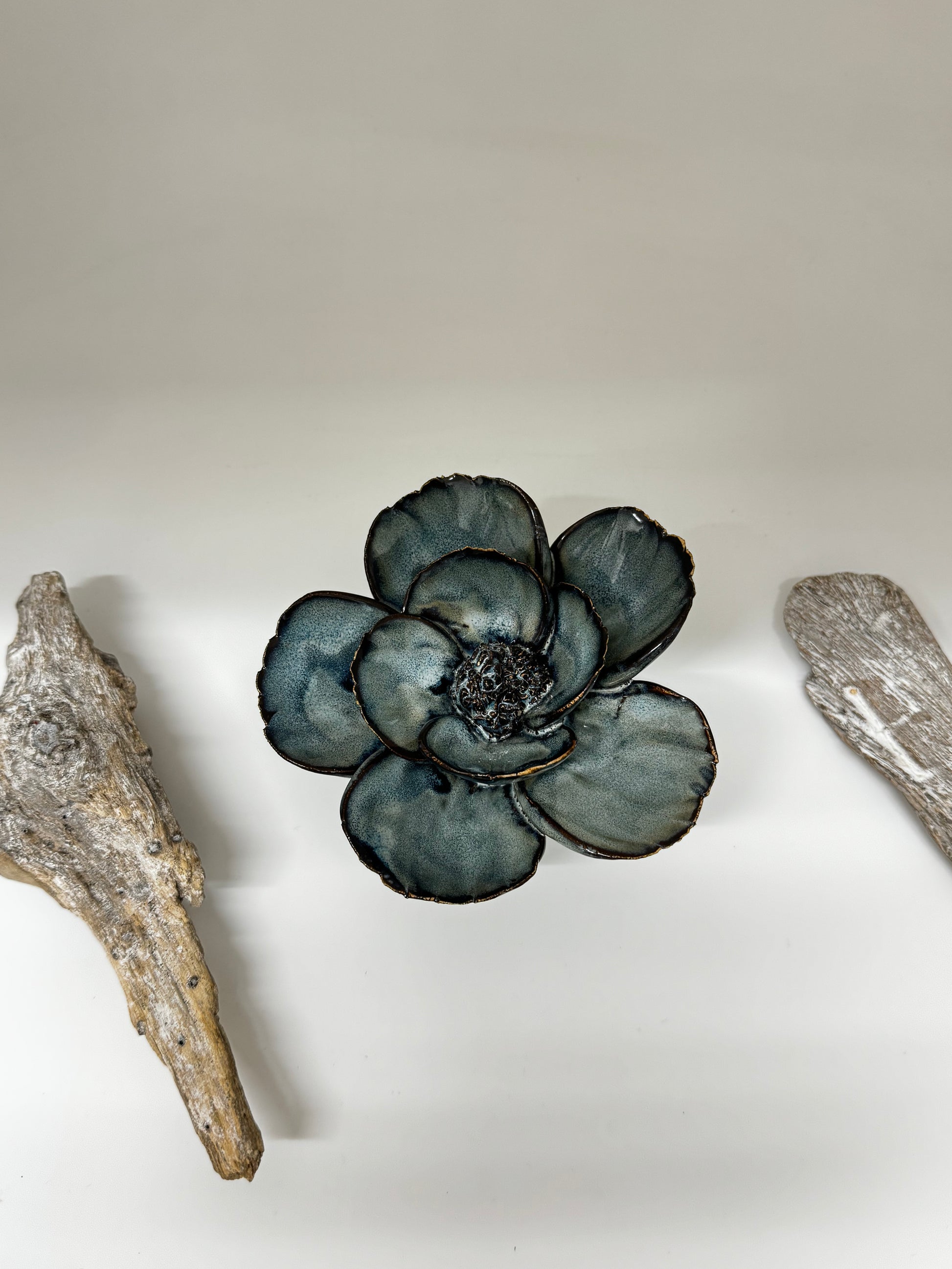Navy Poppy fait main par les artisans de Chive, Coquelicot bleu FR07